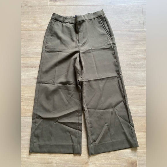 Banana Republic Pants - Banana republic “Rowan” cropped wide leg size 8
